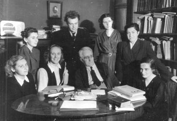 Профессор Борис Александрович Романов со своими студентами