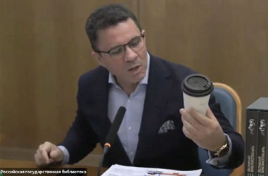Генеральный директор РГБ Вадим Дуда анонсировал кофе-брейк в совещании: