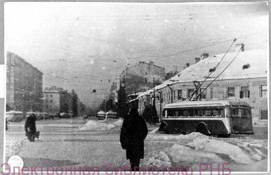 В дни блокады : проспект 25-го Октября : занесенные снегом троллейбусы. Февраль 1942 г.