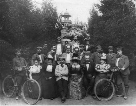 Группа членов Петербургского кружка велосипедистов-любителей, участников поездки в Озерки