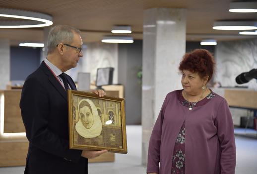 В дар РНБ передан портрет Елены Егоренковой, которая возглавляла библиотеку в годы Великой Отечественной войны
