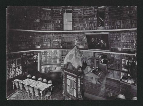 Овальный зал корпуса Соколова с витриной для экспонирования книги Византийские эмали. Собрание Звенигородского