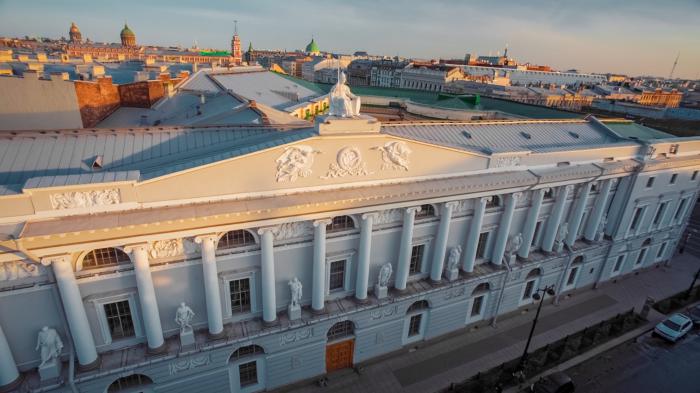 Книги китайских издательств на выставке в Универсальном читальном зале