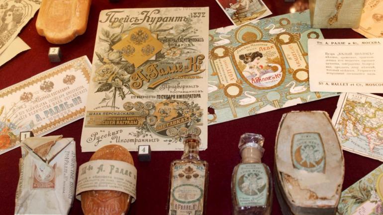 Лекция «XIX век: эволюция парфюмерного флакона и этикетки»