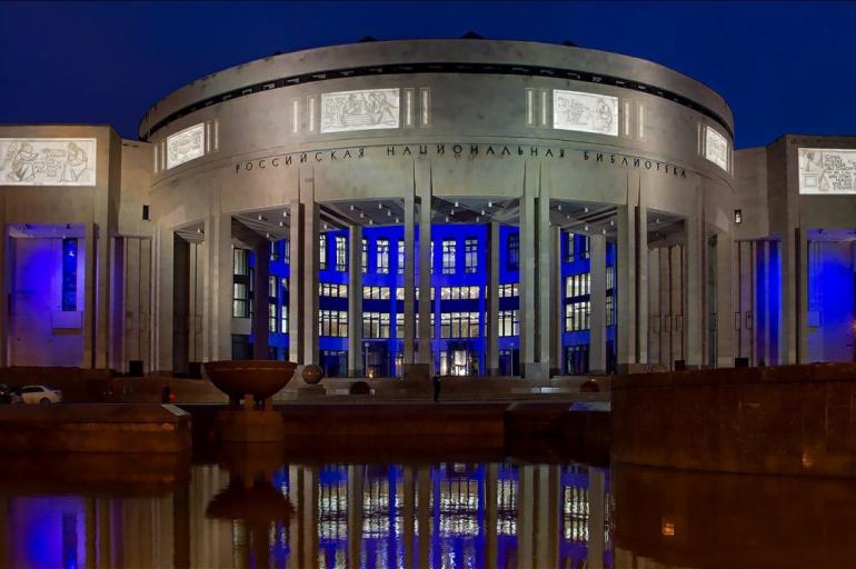 Фасад здания Российской национальной библиотеки украсили световые проекции