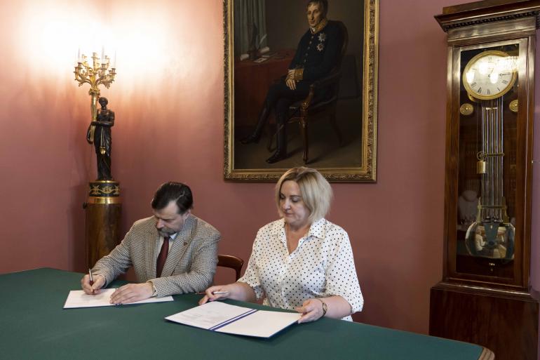 Подписание соглашения между РНБ и Херсонской областной универсальной научной библиотекой