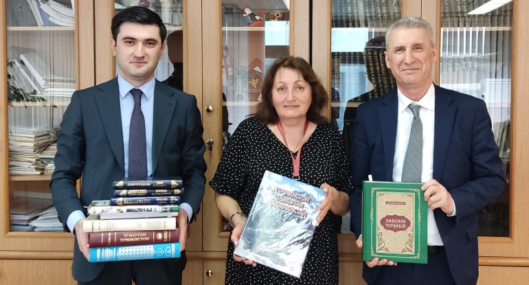 Книги в дар РНБ от Генерального Консульства Таджикистана в Санкт-Петербурге