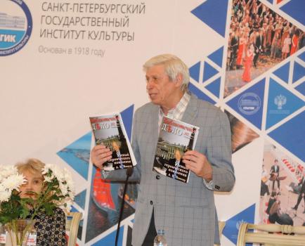 С.А. Басов представляет юбилейный выпуск журнала «Библиотечное дело»