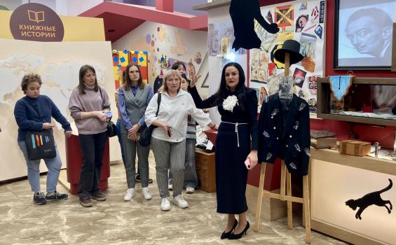 Н.С. Макарова, заведующая библиотекой представила концепцию библиотеки и провела экскурсию