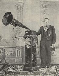 Этот граммофон-гигант со шкафом для грампластинок был выпущен в 1912 г.