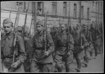 Бойцы народного ополчения возвращаются с учения. 23 августа 1941 г. : [фотография]. 