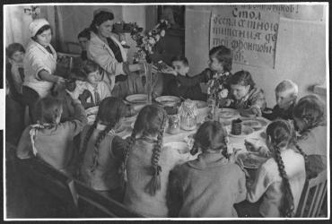 Стол бесплатного питания в школе № 110 Выборгского района для детей фронтовиков. 13 апреля 1943 г. 