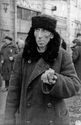 Ленинград весной 1942 г.: дистрофики : [фотография].