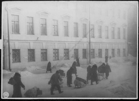 Ленинград в дни блокады : эвакуируемые везут свои вещи на Финляндский вокзал. 