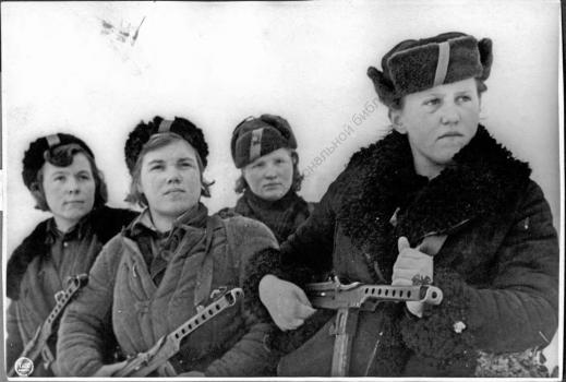Группа девушек партизанок-автоматчиков Нины Зверевой (справа) : д[ата] с[ъемки] февраль 1944 г.