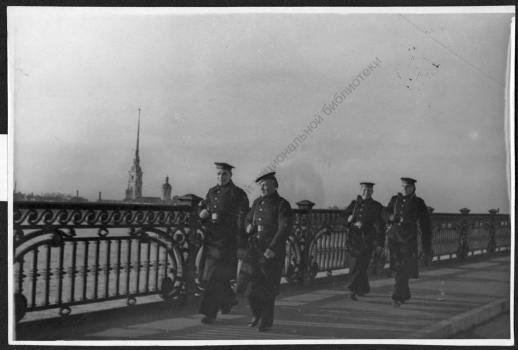 На Неве : [патруль балтийских моряков на Литейном мосту].
