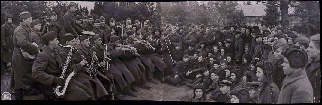Красноармейский симфо-джаз оркестр полевого Дома Красной Армии выступает перед танкистами. 
