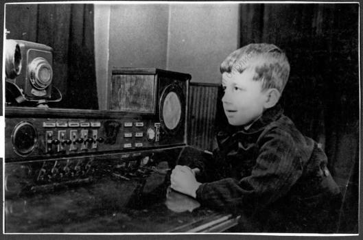 Шестилетний сын фронтовика Вова Зархидзе передает по радио привет отцу, защитнику города Ленина.