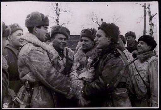 Первые бойцы и офицеры двух армий, которые соединились 20 января, в крупном населенном пункте Ропша
