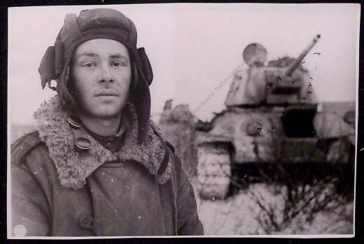 Танк первым ворвался в населенный пункт Гостилицы, и экипаж его был контужен : механик-водитель старшина М. С. Смирнов, будучи ранен, один повел машину на врага и гусеницами раздавил три пушки и 20 фашистов. 
