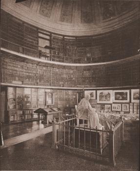La Bibliothèque de Voltaire et la statue de Houdon. La Salle Ovale de la Bibliothèque publique.