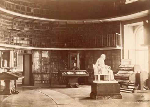 Jean-Antoine Houdon. Statue de Voltaire dans la Salle Ovale de la Bibliothèque publique impériale