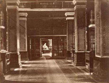 Statue de Voltaire dans la Salle Ovale de la Bibliothèque publique impériale